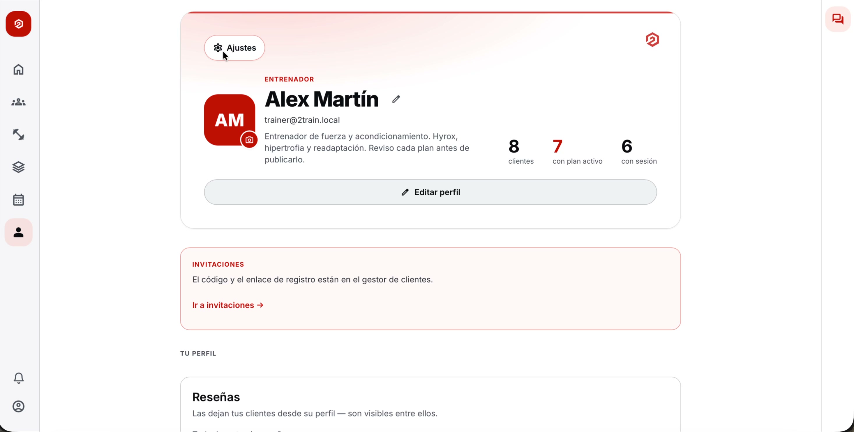 Perfil del entrenador en modo claro: bio, clientes y reseñas